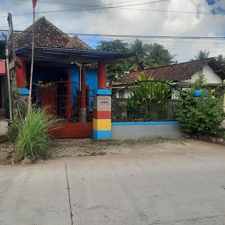 Red Beach Homestay Pasanggaran المظهر الخارجي الصورة