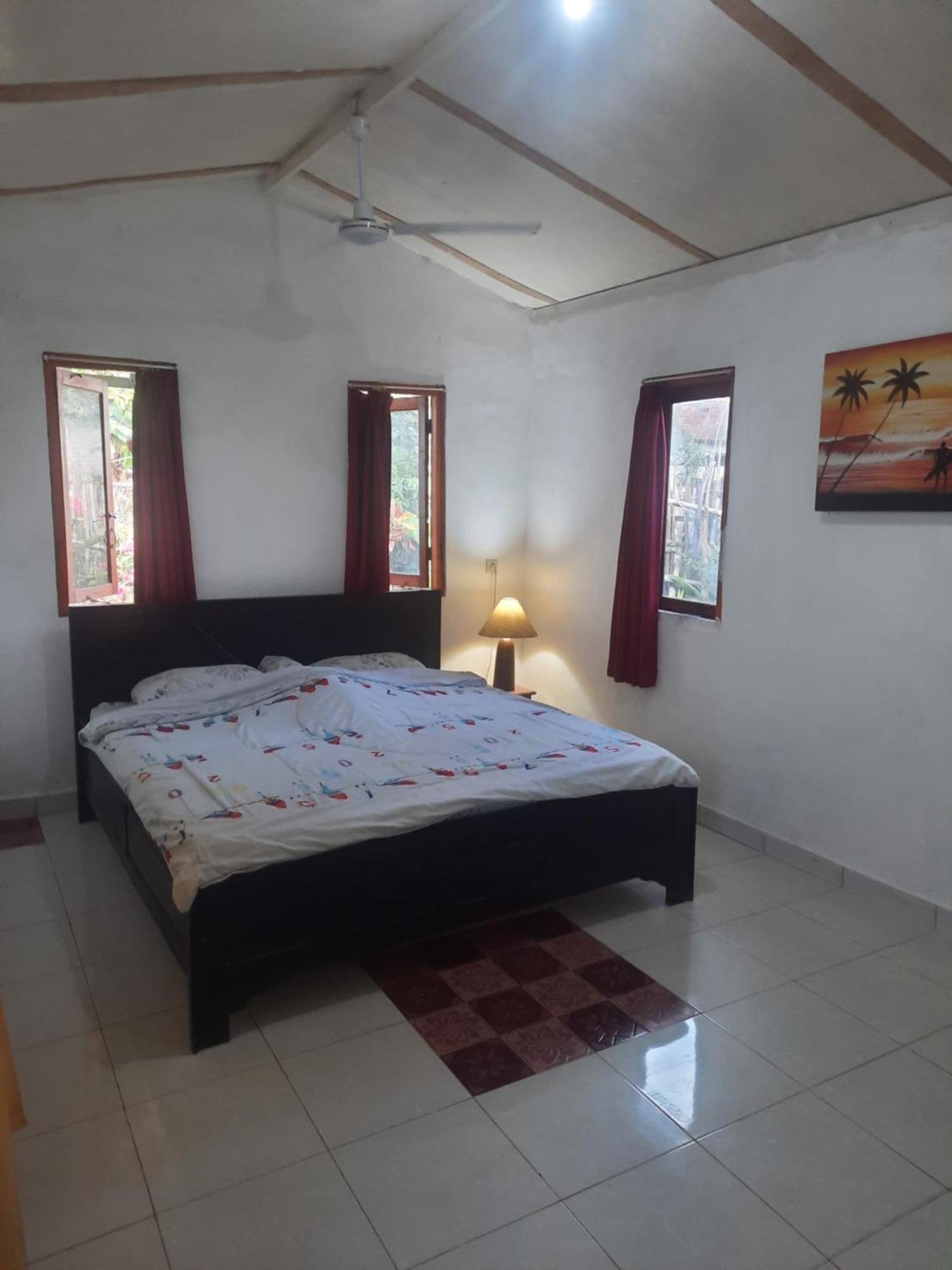 Red Beach Homestay Pasanggaran الغرفة الصورة