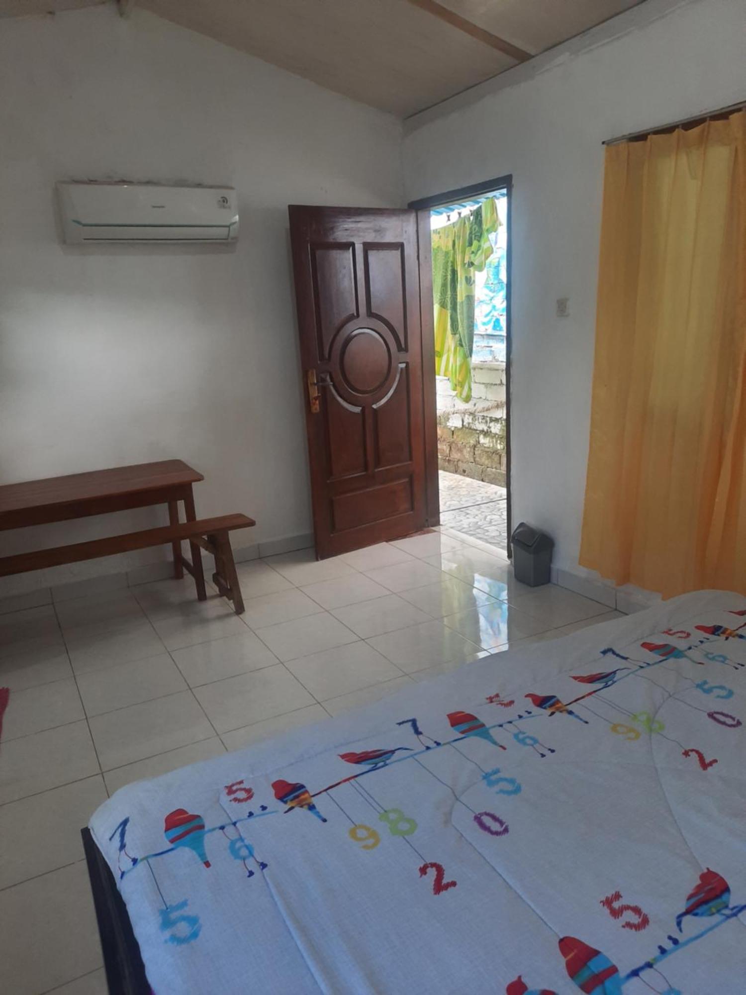 Red Beach Homestay Pasanggaran الغرفة الصورة